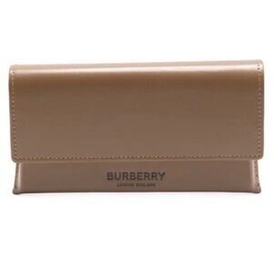 🔴 Elegant Burberry Eyeglass Case in sleek tan leather! 🔥
